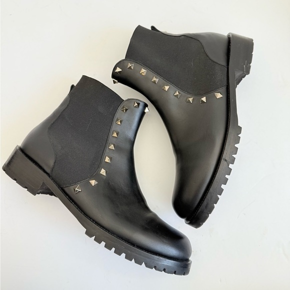Valentino Garavani Black Leather Rockstud Almond toe Chelsea Ankle Boots EU 39 - Picture 7 of 14